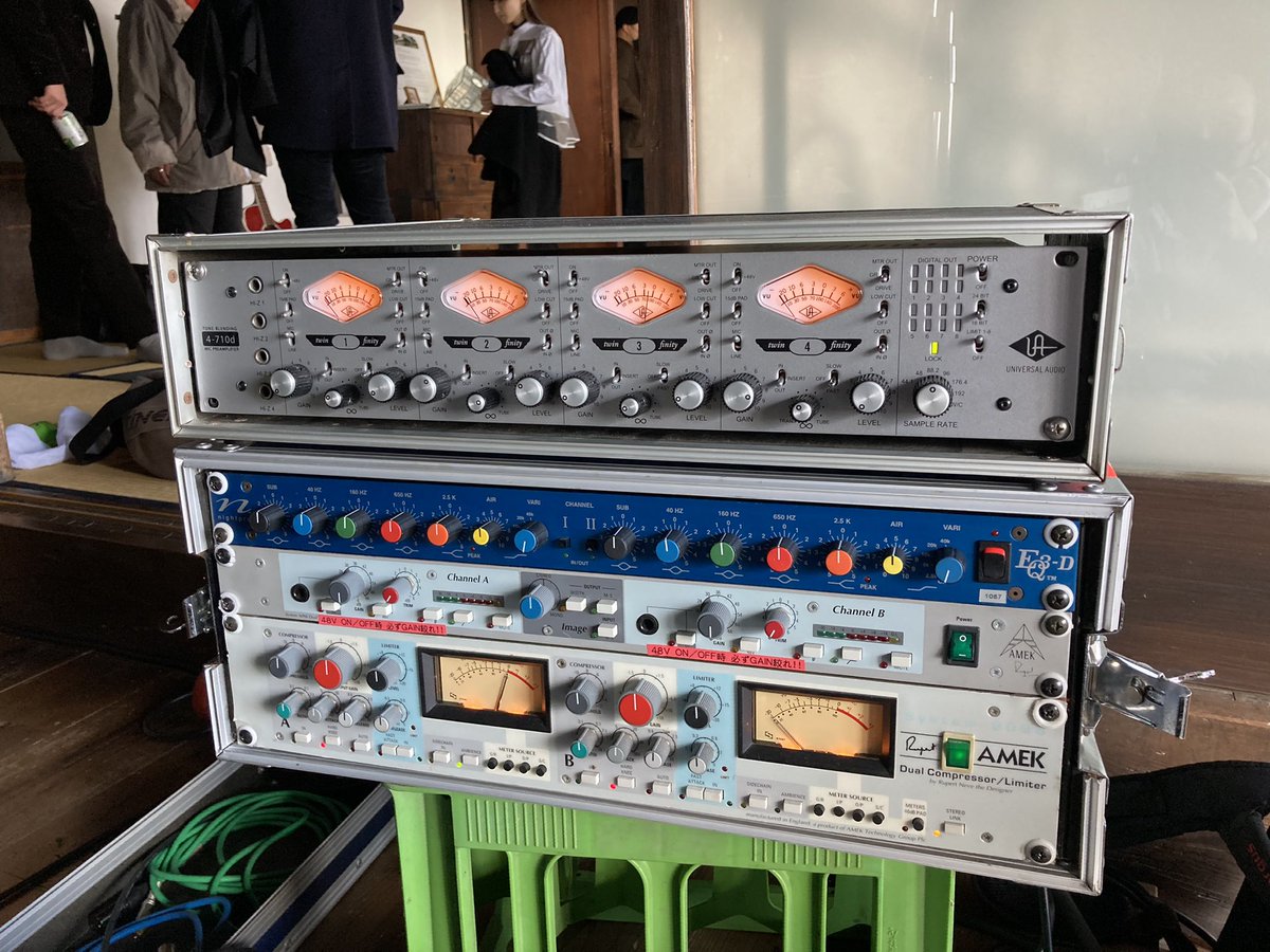 c3project's tweet image. 昨日は生演奏風のMV撮影のために録音でした。

ロケ地の古民家でまず生演奏録音ということでProtoolsでマルチトラック録音。音にもこだわるためAMEKやUAのHAやコンプも持ち込む。その場でMIXして、プレイバック。プレイバックのためのPAも行うためかなりの物量持ち込みしました。