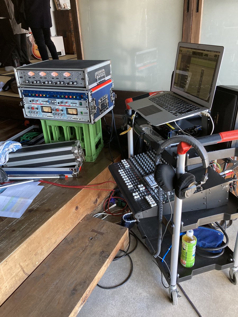 c3project's tweet image. 昨日は生演奏風のMV撮影のために録音でした。

ロケ地の古民家でまず生演奏録音ということでProtoolsでマルチトラック録音。音にもこだわるためAMEKやUAのHAやコンプも持ち込む。その場でMIXして、プレイバック。プレイバックのためのPAも行うためかなりの物量持ち込みしました。