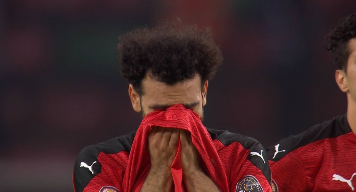 mrw_yby's tweet photo. يبكي القائد ليس انكسارًا ، ولكنه عشقًا وحبًا في وطنه 🇪🇬 
هاردلك محمد صلاح ❤️👏😘 https://t.co/PE2tf0j3V9