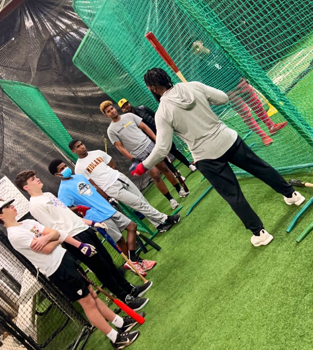 MSMsports's tweet photo. TODAY, I got to see 2 great athletes that we have worked w/ for over 20 yrs give back to some amazing young talent here in Cincinnati! @vhay5 &amp; @jhay_da_man YOU are some of the most unselfish, giving, caring young men I have ever known. HONORED to be your family &amp; agency! JMO https://t.co/jWwnQnUU2E