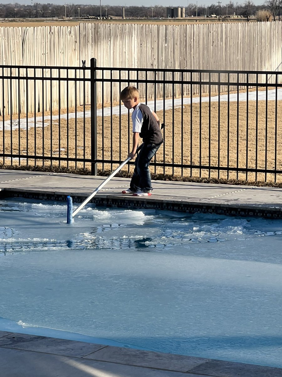 stringer0703's tweet image. He wants to fall in so bad #hethinks