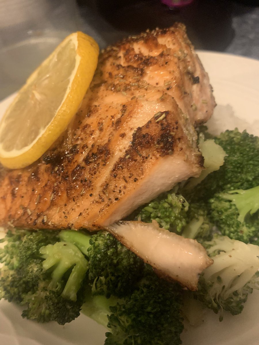 CassidyEats's tweet photo. A little cajun salmon over some broccoli and rice! Lemon for a little citrus! Love to cook fish, its the most beautifully satisfying to crisp up. Delicious!! #foodies #food #foodblogger #salmon https://t.co/yyHiM6Z7Gt