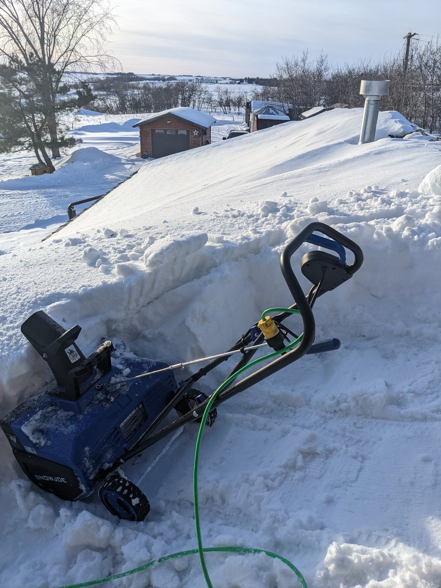 ranfurlyredneck's tweet photo. Well this is a first......@sarafinchan1 @nichol333 @DarylTuck @TanyaHawkins07 @PataSangster #AbWinter #abstorm #snow https://t.co/hdFT8VTdmd