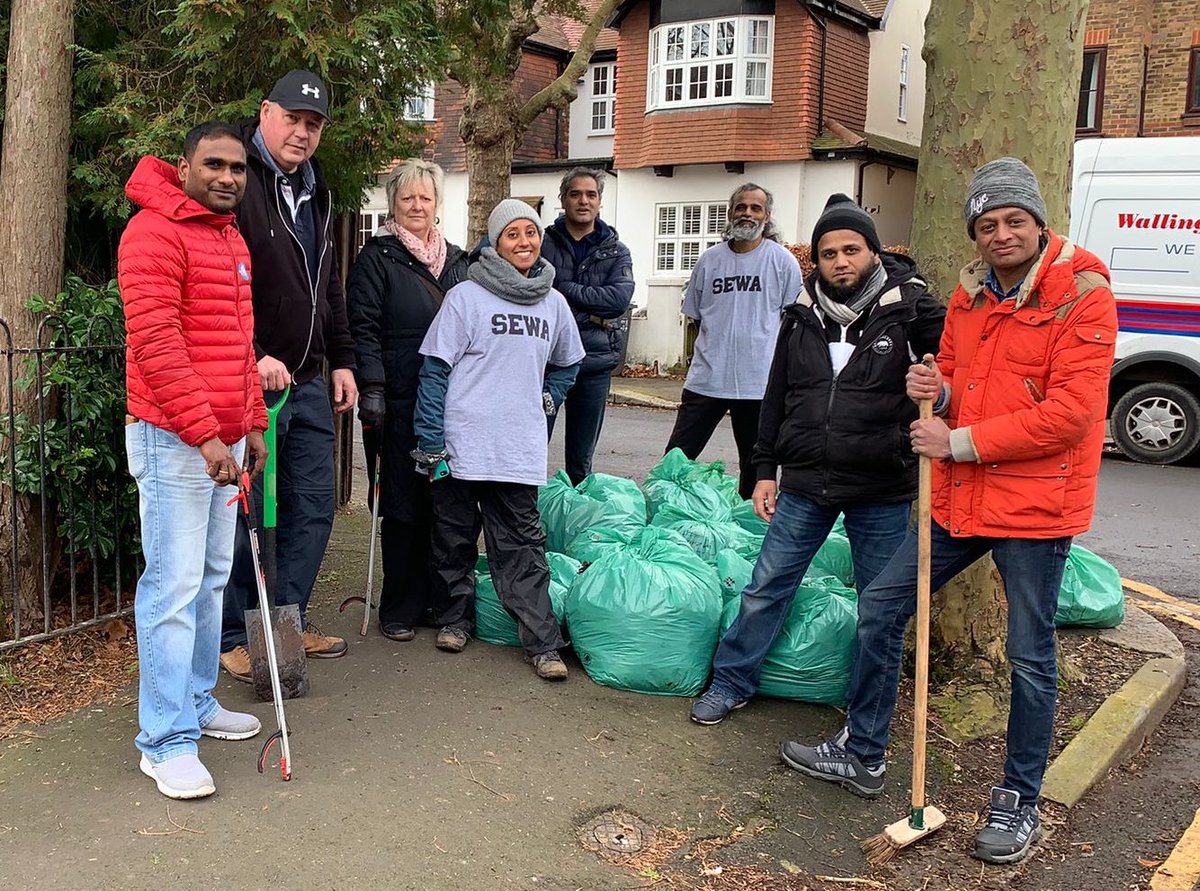 iamaamirharoon's tweet photo. #SuttonConservatives team joined a local voluntary organisation to keep our neighbourhood clean. #SuttonSouth, #SuttonWest and #Cheam #Conservative teams cleaned Overton Park and surrounding areas, unearthed drainages and yellow lines which were fully covered by rubbish & leaves https://t.co/yBW57Sl5xH