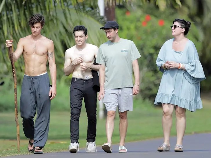 ShawnUpdat's tweet photo. 📸 | Shawn Mendes with friends this morning in Hawaii. https://t.co/XT5yXfp6Qb