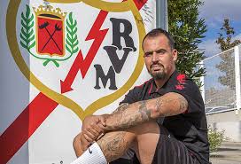 El Ajax acaba de despedir fulminantemente a Marc Overmars por enviar mensajes de acoso sexual a compañeras del club. Mientras en el Rayo Vallecano femenino sigue entrenando Carlos Santiso que dijo que violar a mujeres fomenta el espíritu de equipo.