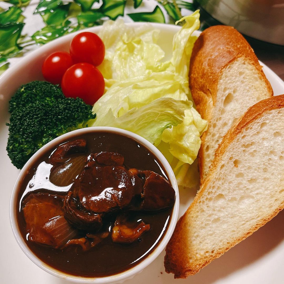kitanojibie's tweet photo. 🦌えぞ鹿すね肉デミグラスソース煮🦌

えぞ鹿すね肉500gの調理報告頂きました😄

軽く表面を焼いてから保温調理器のお鍋に移し、酒を入れてひと煮込み。火が通ってから玉ねぎと一緒にデミグラスソースで煮込んだら完成👍

すね肉はコチラ
https://t.co/xLF7jYDn4l

#北のジビエ #えぞ鹿いただきます https://t.co/z7vCUUMq1E