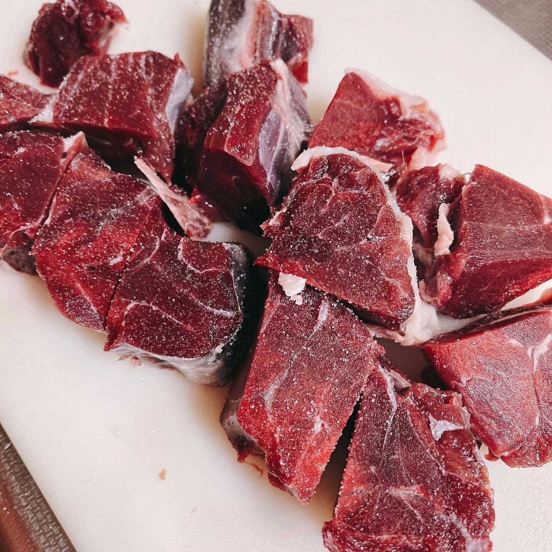 kitanojibie's tweet photo. 🦌えぞ鹿すね肉デミグラスソース煮🦌

えぞ鹿すね肉500gの調理報告頂きました😄

軽く表面を焼いてから保温調理器のお鍋に移し、酒を入れてひと煮込み。火が通ってから玉ねぎと一緒にデミグラスソースで煮込んだら完成👍

すね肉はコチラ
https://t.co/xLF7jYDn4l

#北のジビエ #えぞ鹿いただきます https://t.co/z7vCUUMq1E