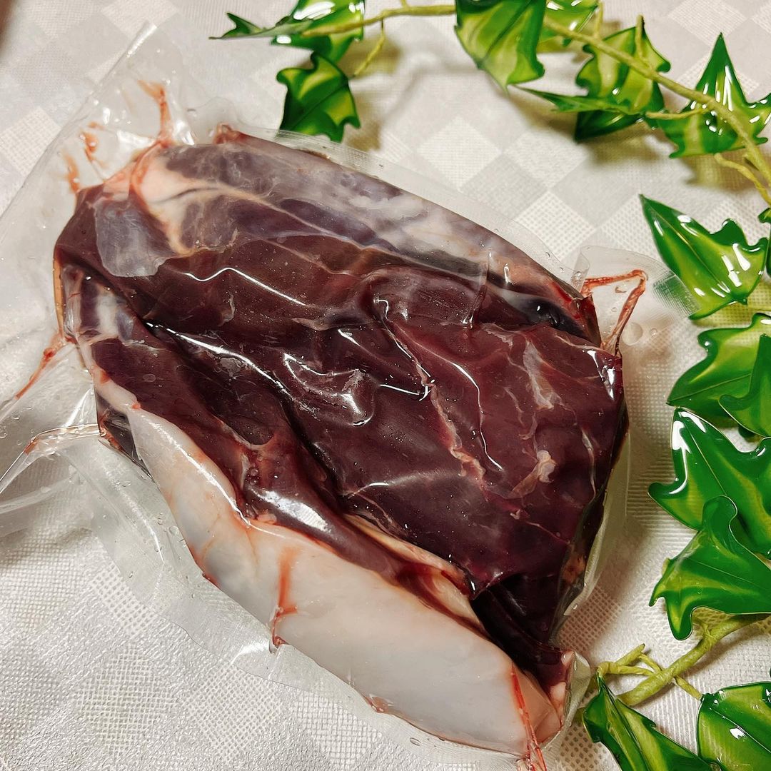 kitanojibie's tweet photo. 🦌えぞ鹿すね肉デミグラスソース煮🦌

えぞ鹿すね肉500gの調理報告頂きました😄

軽く表面を焼いてから保温調理器のお鍋に移し、酒を入れてひと煮込み。火が通ってから玉ねぎと一緒にデミグラスソースで煮込んだら完成👍

すね肉はコチラ
https://t.co/xLF7jYDn4l

#北のジビエ #えぞ鹿いただきます https://t.co/z7vCUUMq1E