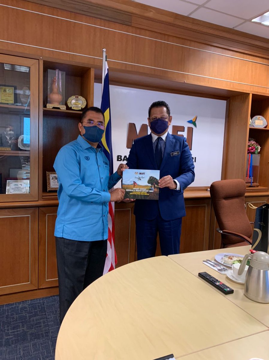 azman1505's tweet photo. Bersama YB Ahli Parlimen Sik dan CEO Lembaga Zakat Negeri Kedah berbincang perlaksanaan program smart SBB di negeri Kedah. https://t.co/ZHA1ZCvuO7