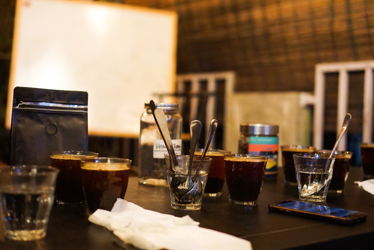 KAKOCoffee's tweet image. Apa itu Cupping?

Cupping adalah seni menghirup aroma, menyuruput, dan meneguk kopi. Atau sederhananya, adalah proses mengobservasi rasa sebelum kopi itu tiba di cangkir kalian.