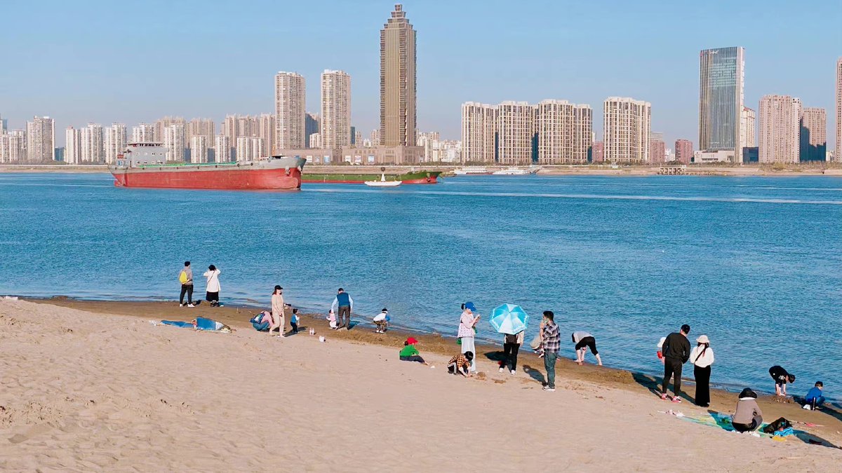 AnhuiTravel's tweet photo. Walk along the Yangtze River with the leisure and elegance of winter under the care of the sunshine and air. Bath in the sunshine on the river beach, and feel the surging river in winter. (Photo by Xiaomin; Located in Wuhu City)
#WaterTemp #AnhuiExploit https://t.co/BNab0FiiaE