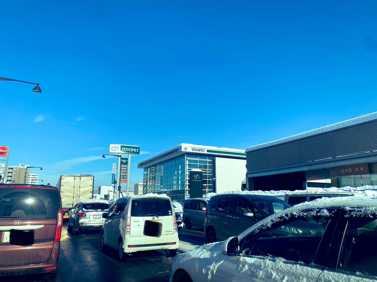 Guts_Sapporo's tweet photo. お疲れ様です！また札幌雪ですね…札幌市内JRやバス運休に加え��交通渋滞もひどいです💦当店前の歩道もこんな状況…↓のため…当店本日17時で閉店させて頂きます🙇明日からはガッツで通常営業予定です✊#ガッツレンタカー札幌中央 #札幌渋滞 #札幌雪 #企業公式がお疲れ様を言い合う #札幌Twitter会 https://t.co/tkWbWhFeqm