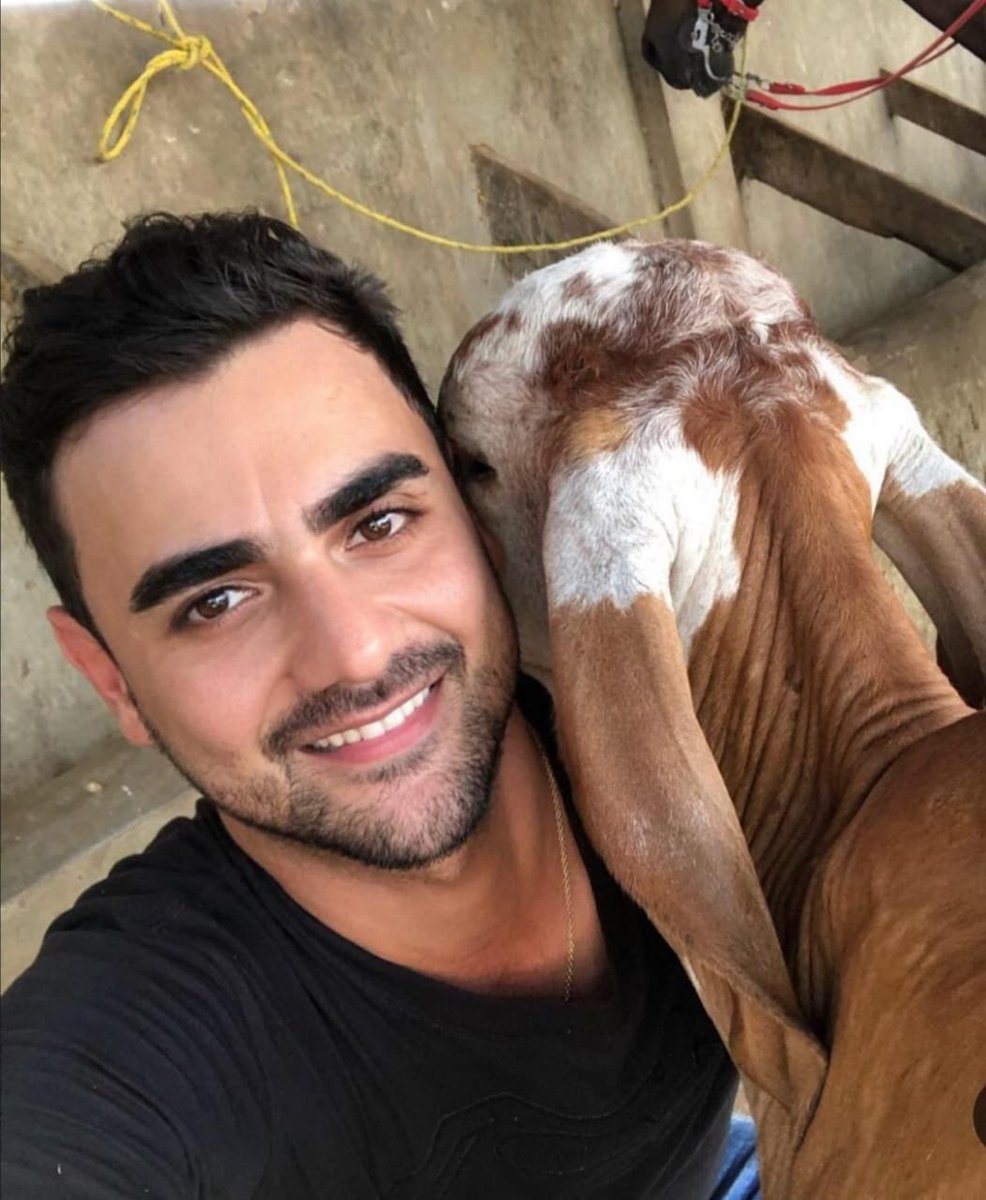HIADA's tweet photo. Aprovechando la tendencia de #TheTinderSwindler

Con estas fotos hay un personaje #ElEstafadorDeTinder Colombiano en #tinder #bumble #badoo, ya sé de varias mujeres (incluyéndome) que ha intentado estafar. 
Se hace llamar Juan Fernando, “paisa”, ganadero 🤦🏻‍♀️ https://t.co/Rq4Gdxp4C4
