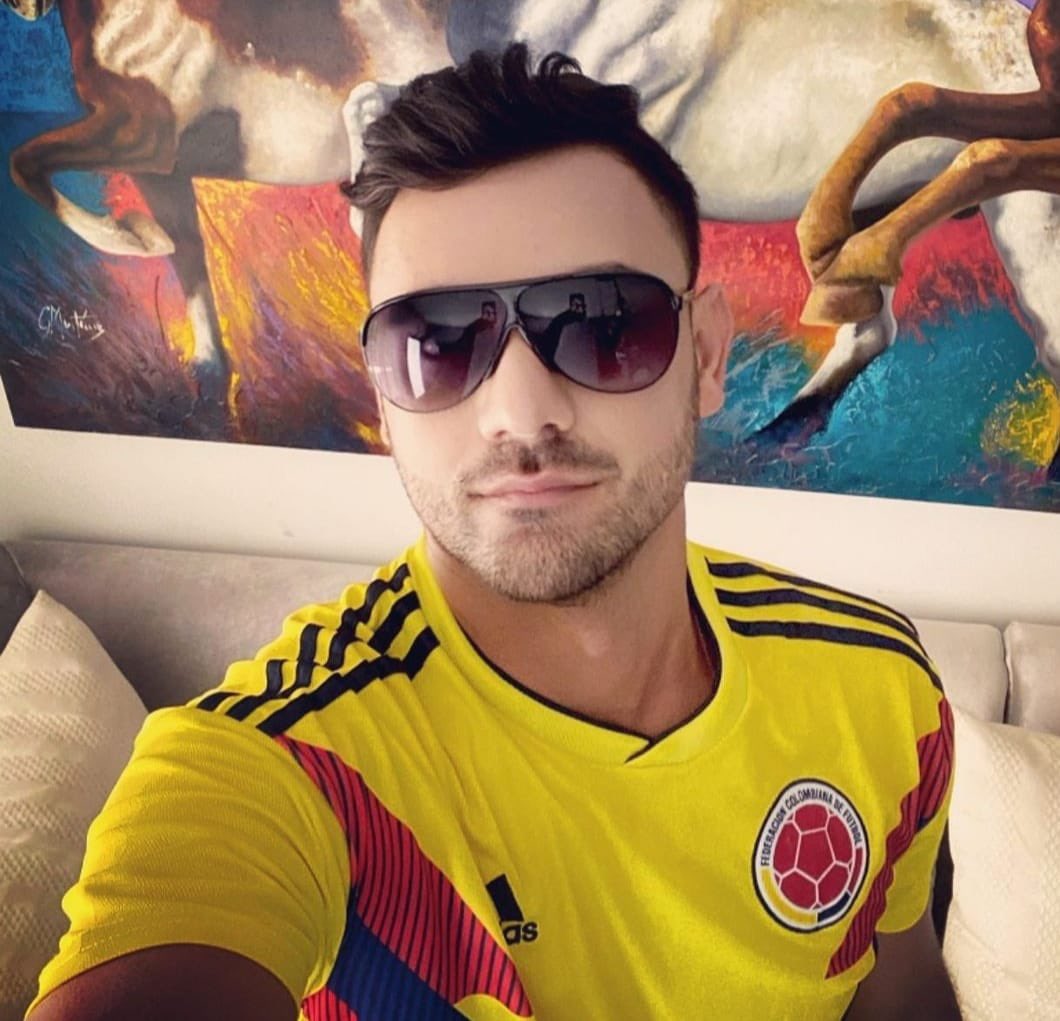 HIADA's tweet photo. Aprovechando la tendencia de #TheTinderSwindler

Con estas fotos hay un personaje #ElEstafadorDeTinder Colombiano en #tinder #bumble #badoo, ya sé de varias mujeres (incluyéndome) que ha intentado estafar. 
Se hace llamar Juan Fernando, “paisa”, ganadero 🤦🏻‍♀️ https://t.co/Rq4Gdxp4C4