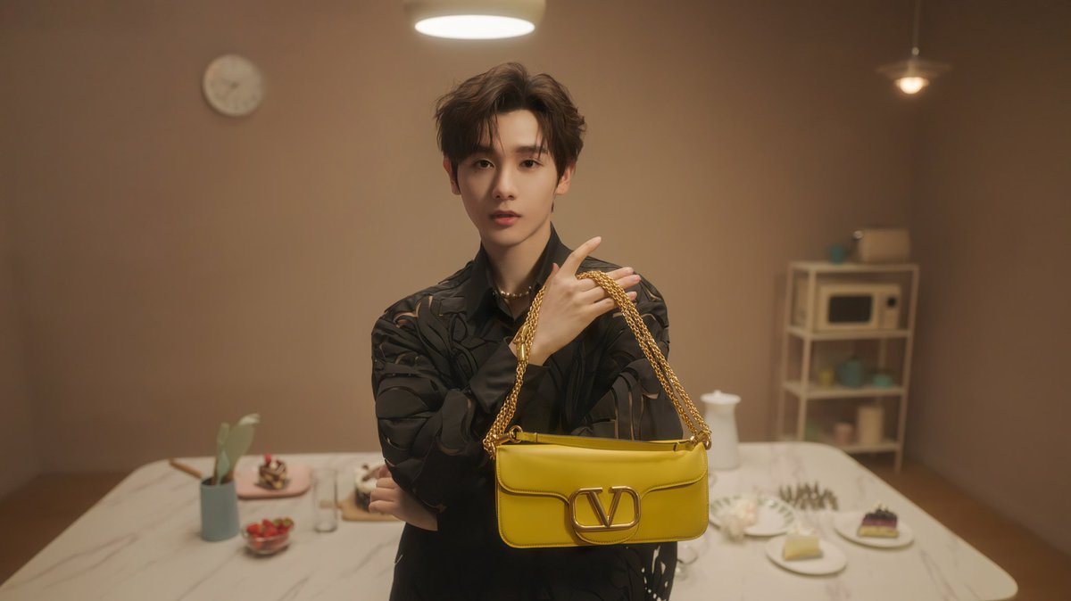 mintmag_th's tweet photo. ก็หล่อคูณ11ไปเลยสิคะ @MaisonValentino จับมือกับ 11 หนุ่ม #INTO1 ปล่อยแคมเปญวันวาเลนไทน์ VALENTINO INTO1 – FOR THE LOVED1 ถ่ายทอดคาแรคเตอร์สุดโรแมนติกและเสน่ห์อันแตกต่างขอ��หนุ่มๆผ่านกระเป๋า #VALENTINOGARAVANI ที่รับบทตัวเอกของแคมเปญนี้ 💚👜

#ValentinoxINTO1 #Locobag
#MintHype https://t.co/vbUzRWKZgH