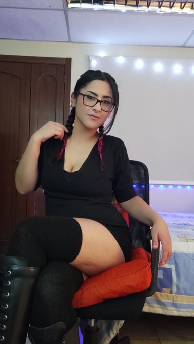 Feeling pretty for a Sunday evening. Let's play some Phasmophobia tonight 👻❣️🍄🔥https://t.co/bxhmuXJEwW