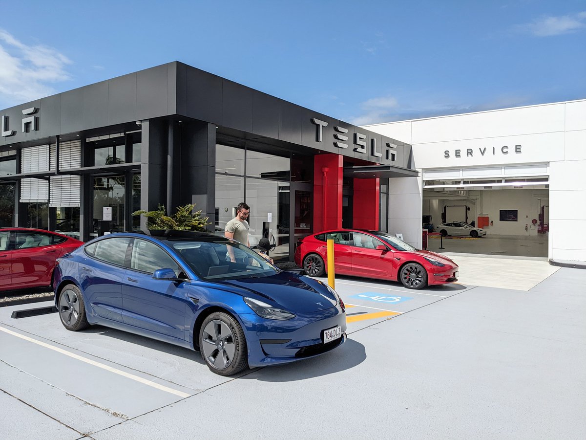 We ordered a new Tesla model 3 and popped down the the tesla showroom  on the Gold Coast to have a look
 
#teslaaustralia #teslaownersclubAustralia #toca #goldcoast #tesla #teslasouthport #teslaau