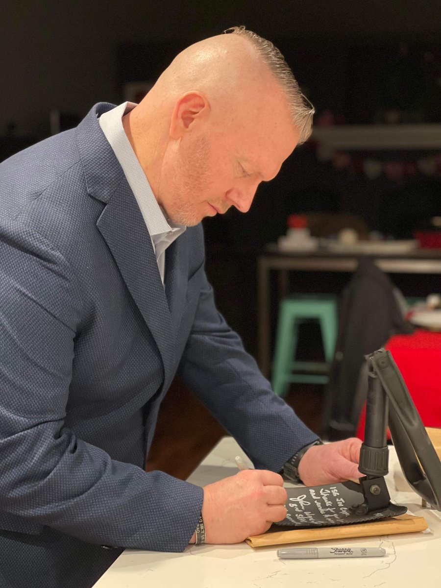 PMEHardTrox's tweet photo. Getting ready to head back to the airport but had to sign another couple of E-Tools before I left! The Nation continues to grow! 2,096 and counting! Boom π₯! #etoolnation #ISIS_SurrenderorDie https://t.co/fILXrMVibG