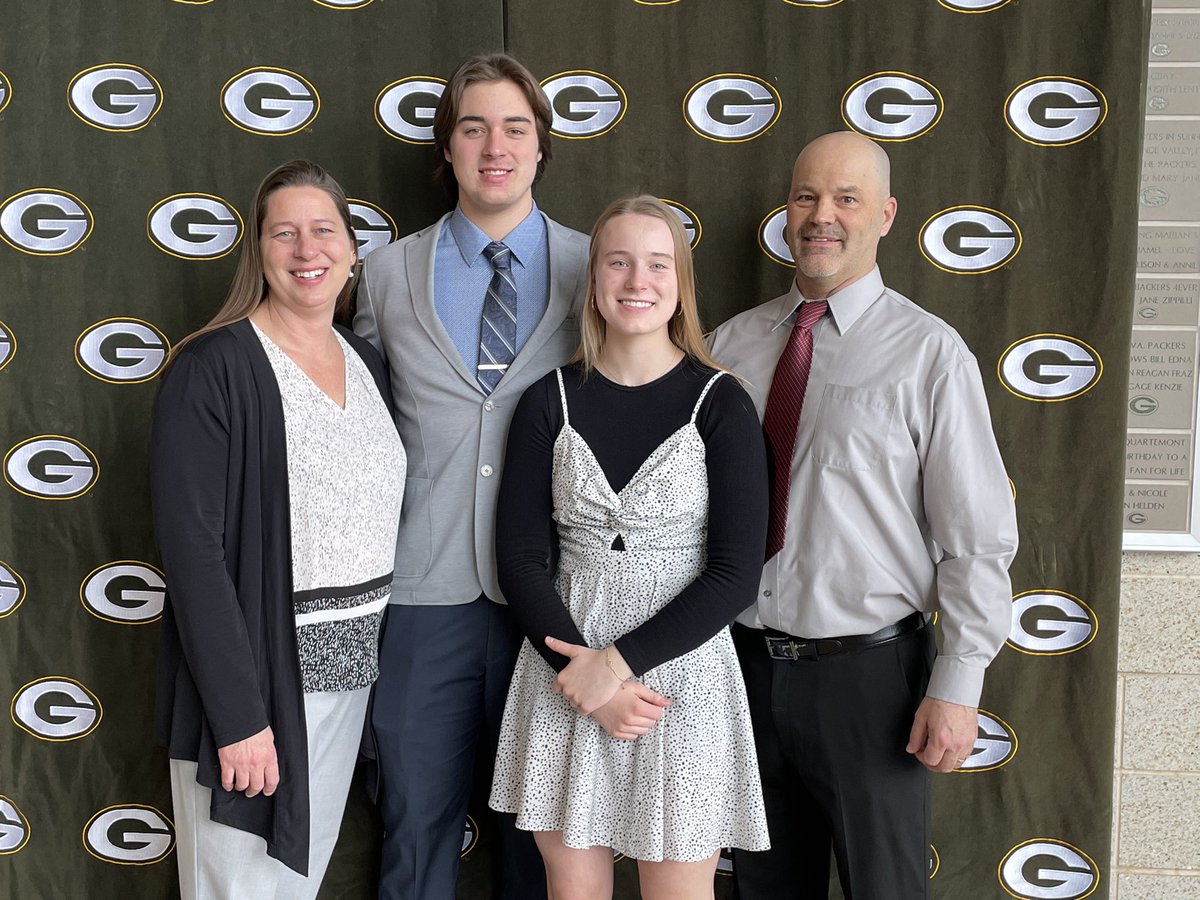 MasonGoettl_88's tweet photo. Had a great time at the WFCA All state banquet. Canβt thank my family and coaches enough for making me the man and player I am today. #FountianOfYouth https://t.co/juC1v46lRt
