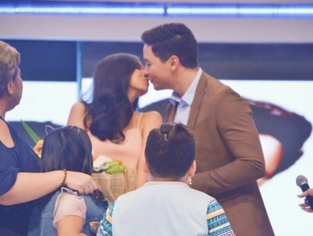 Grabe lahat nakatingin 💚
Unexpected Kiss sa Lips!
<a href="/aldenrichards02/">Alden Richards</a> &amp; <a href="/mainedcm/">Maine Mendoza</a>
©️

#ALDUBatADNInterfaith