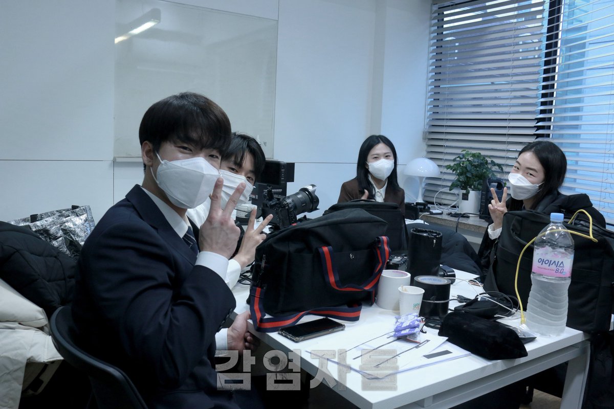 theinfectees's tweet photo. 웹뮤지컬 #감염자들 D-DAY
본편 촬영 현장 스틸 공개! 📸 

정빈 #신재범
윤기 #유현석
부장 #조현식
사원 #김단이 #오가은 #이주호 #이학준

그리고 #강은일

더 많은 사진은 👉🏻 https://t.co/3krZFAEoyj

-
잘리고 싶지 않다면, 모두를 속여라!

<감염자들> 
2022.02.07 - 2022.02.13 네이버TV https://t.co/g3rRzzd1W8