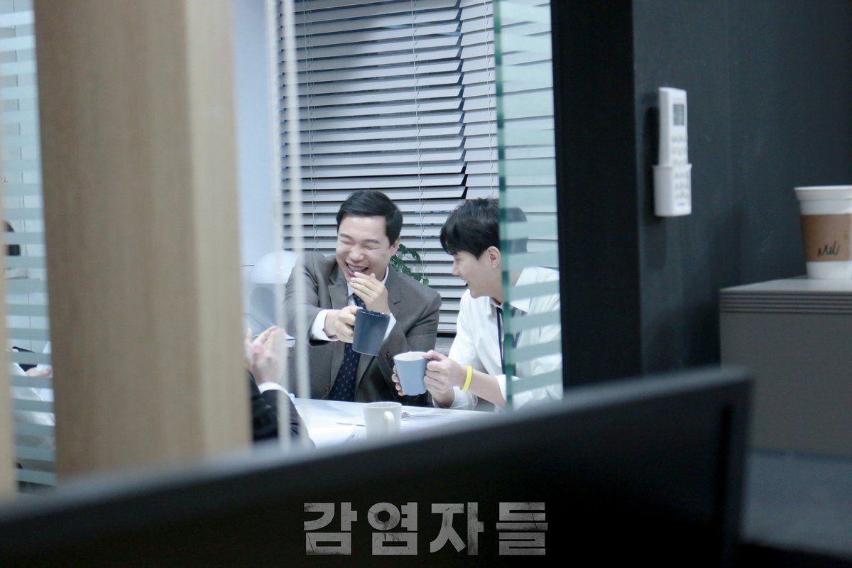 theinfectees's tweet photo. 웹뮤지컬 #감염자들 D-DAY
본편 촬영 현장 스틸 공개! 📸 

정빈 #신재범
윤기 #유현석
부장 #조현식
사원 #김단이 #오가은 #이주호 #이학준

그리고 #강은일

더 많은 사진은 👉🏻 https://t.co/3krZFAEoyj

-
잘리고 싶지 않다면, 모두를 속여라!

<감염자들> 
2022.02.07 - 2022.02.13 네이버TV https://t.co/g3rRzzd1W8