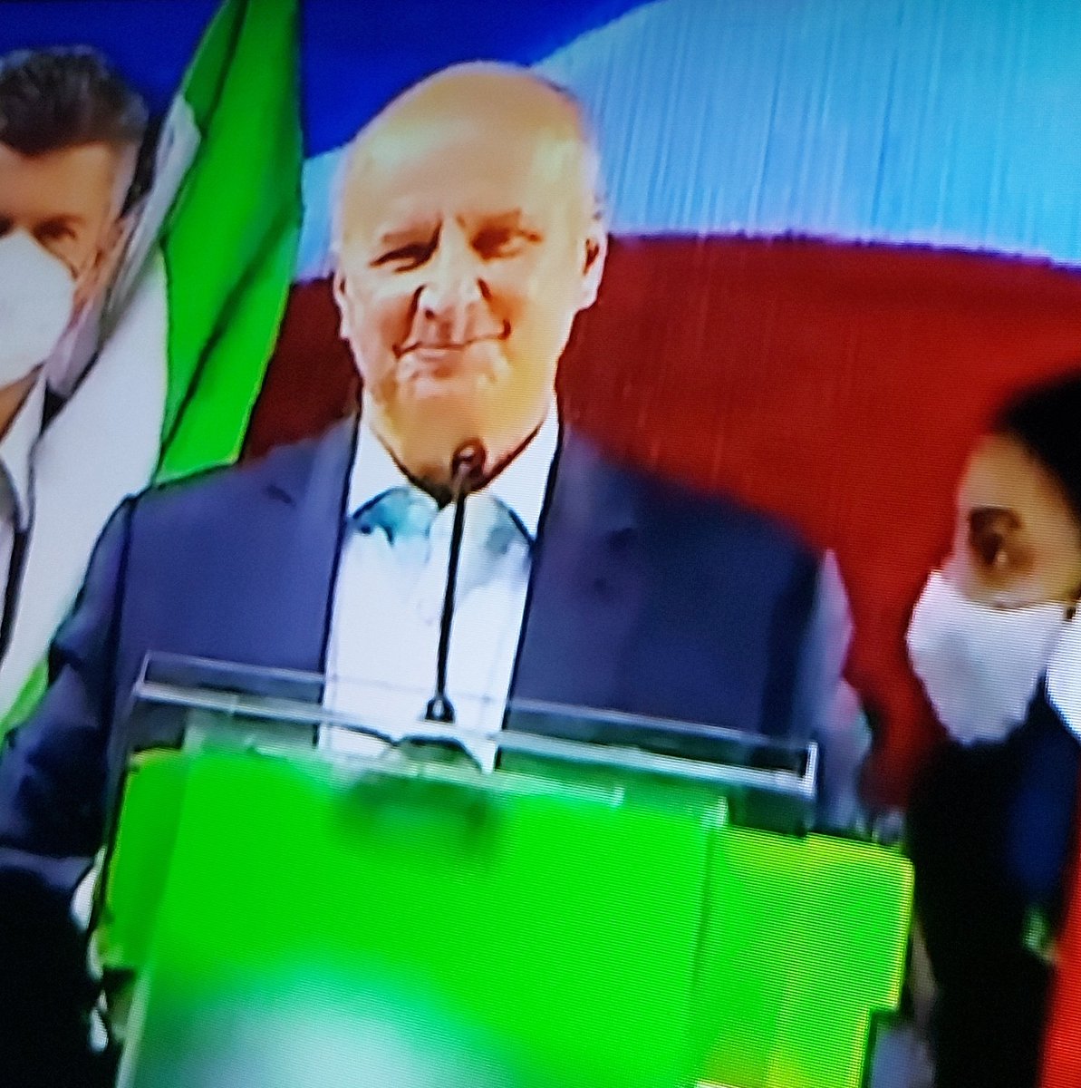 ilovsmikey's tweet photo. Omg la cabeza de Figueres brilla más que mi futuro 🤩🤩
#EleccionesCR https://t.co/nrq0eGoeSz