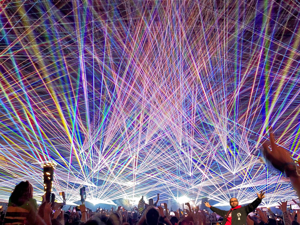 depthkev's tweet image. Managed to get this sick totally non-photoshopped photo of me with the lasers at Thunderdome 🙅🏻‍♂️