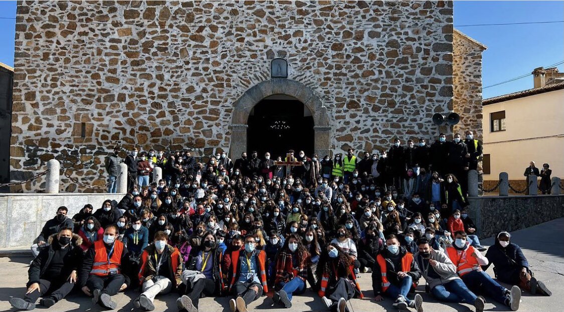 Más de 200 jóvenes han peregrinado este fin de semana al Cristo de Urda. No están locos. 
No son raros. 
No desperdician un finde.
Simplemente Dios está vivo y los jóvenes tienen deseo de Dios.

Hay esperanza.