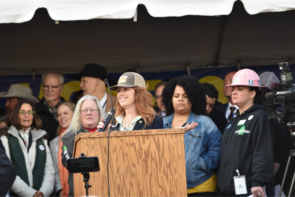 ChristineDrazan's tweet image. Two years ago today, I joined thousands of #TimberUnity members on the steps of the Capitol in protest of Gov. Brown's unconstitutional cap-and-trade bill. It was one of the most inspiring displays of grassroots energy I've seen in my life. #orpol