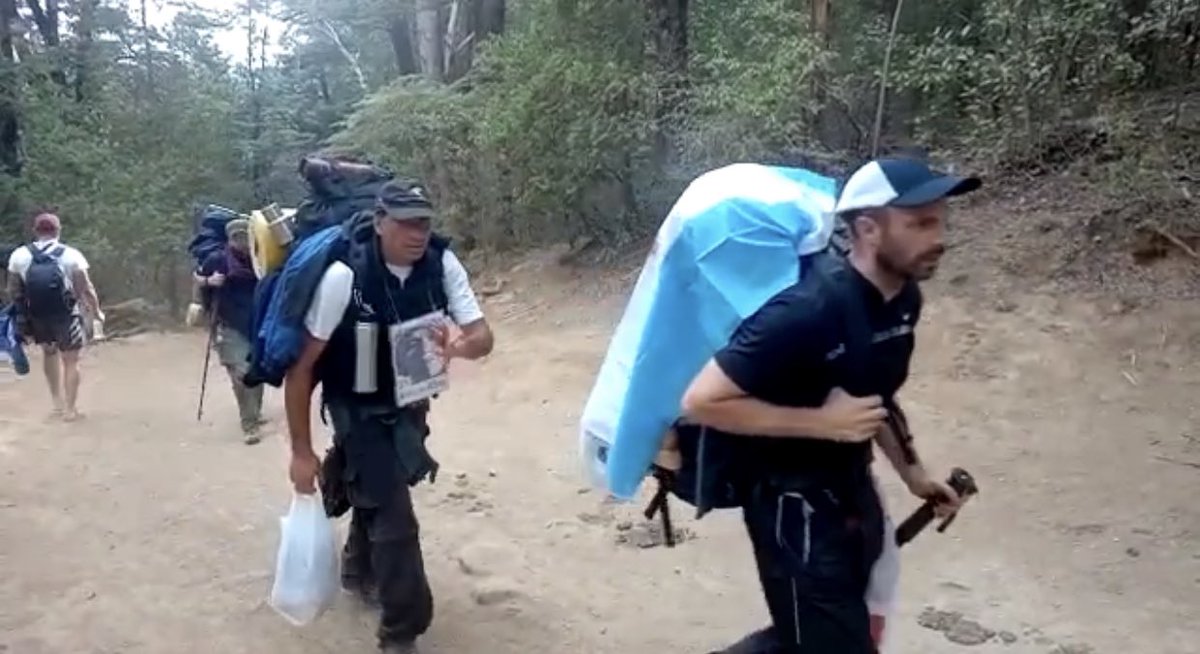 El compañero @VascoPeter1 participa de la marcha a Lago Escondido. 

Todo el repudio a Lewis y la impunidad con la que se maneja. Necesitamos que el Estado impida que los empresarios hagan lo que quieran en tierras que no les pertenecen.