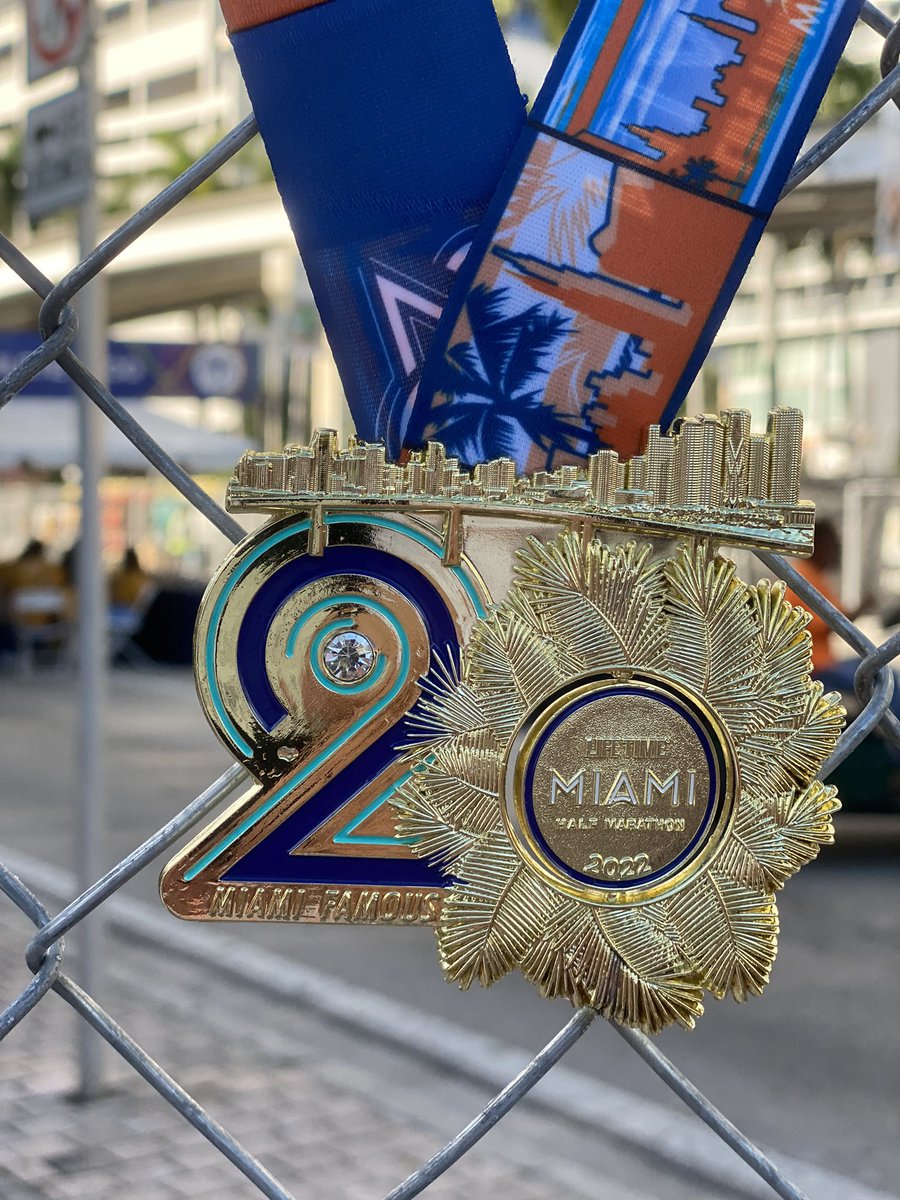 🔥🔥🔥 Les compartimos la medalla del Medio Maratón de Miami que se celebró el día de hoy. 🔥🔥🔥 <a href="/RunMiami/">Miami Marathon</a>