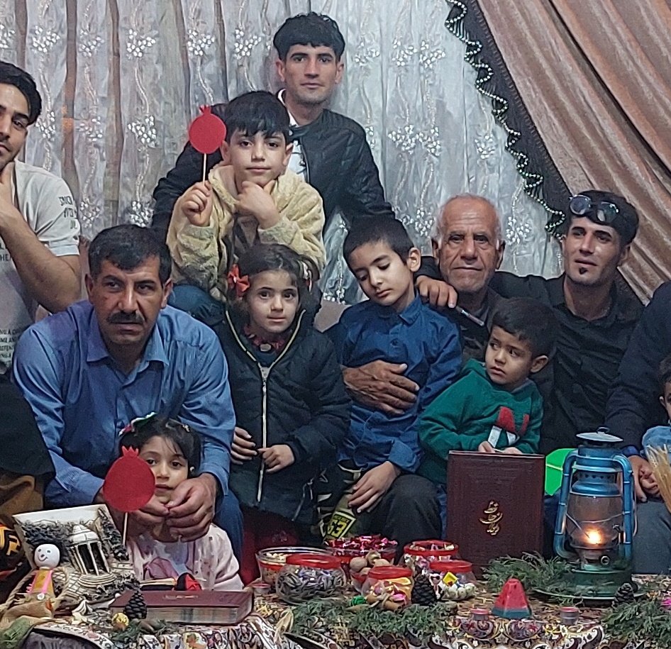 AzarKhosro's tweet photo. سلام باباجونم دلم بدجوری هواتو کرده حتما از شب یلدا خبر داری همه خیلی خوشحال بودیم و مشغول ثبت زیباترین عکس هایمان در قابی منقش به حضور زیبایت.😥روحت در آرامش پدرجانم 😢💔 https://t.co/VGFtaipkgs