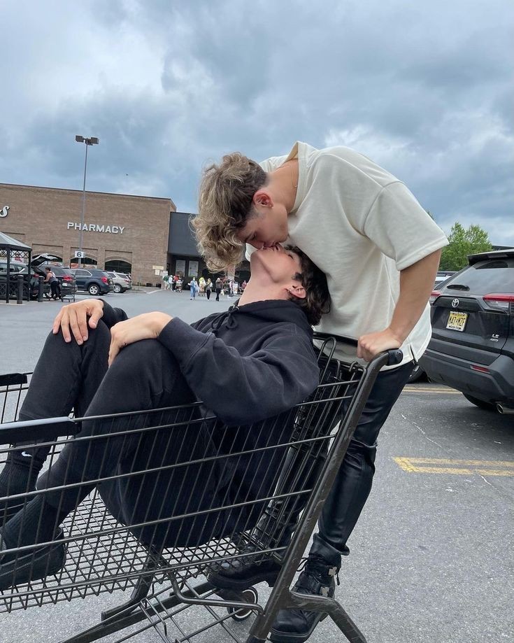 gossipedia_'s tweet photo. Nosso querido Jeremy Knox estava bem afastado das redes sociais e da mídia, mas hoje algumas fontes viram ele e Khaylan Rhin passando a tarde juntos.

Parece que o encontro estava bastante divertido, nossas fontes afirmam que Jeremy sorria o tempo todo. Eles foram ao parque, a + https://t.co/kIgNj765rj