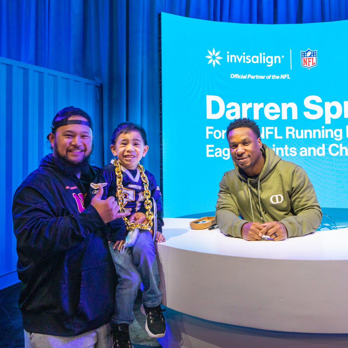 Wrapping up Weekend ☝️ of the #SuperBowlExperience with @DarrenSproles! 🏈 We love seeing your #winningsmiles when you get to meet some of your favorite NFL players! 😁 #NFL #Invisalign #InvisalignSmile #SBLVI #SuperBowl