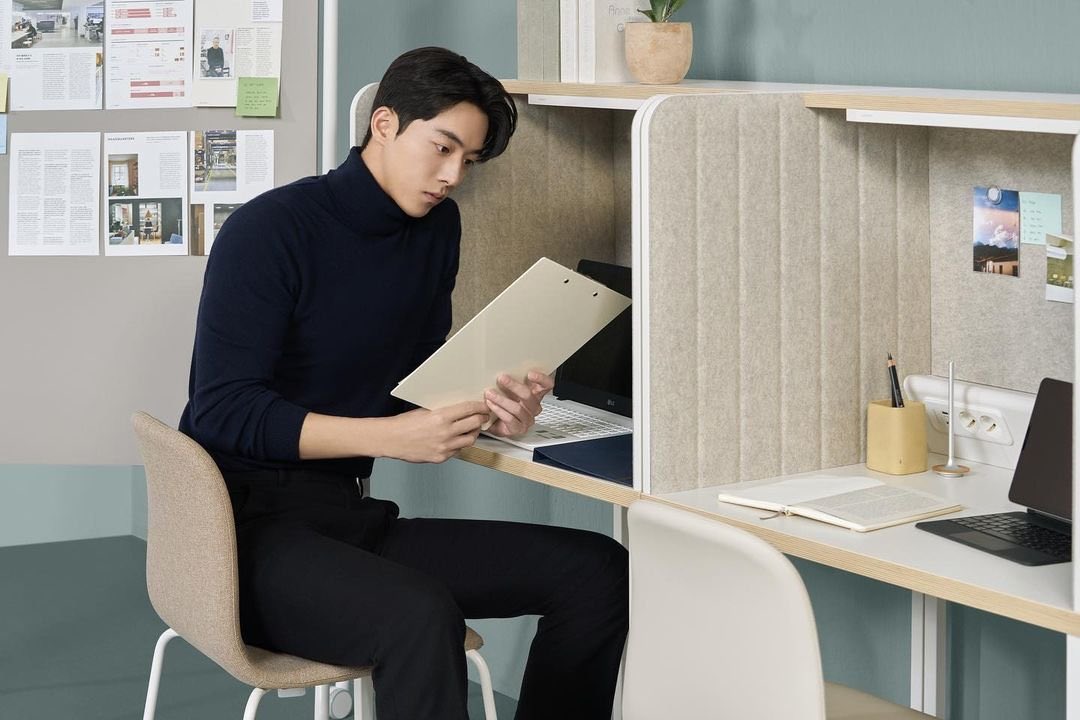 njhveinpolice's tweet photo. Well damn 😮💨
#NamJooHyuk #남주혁 #Desker https://t.co/44da80QDuS