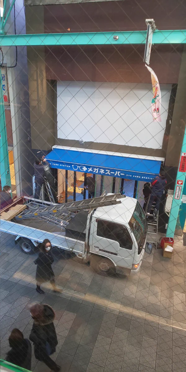 とある眼鏡店、向かいに何屋が入るのか気になっていると予想外の店がｗｗｗ