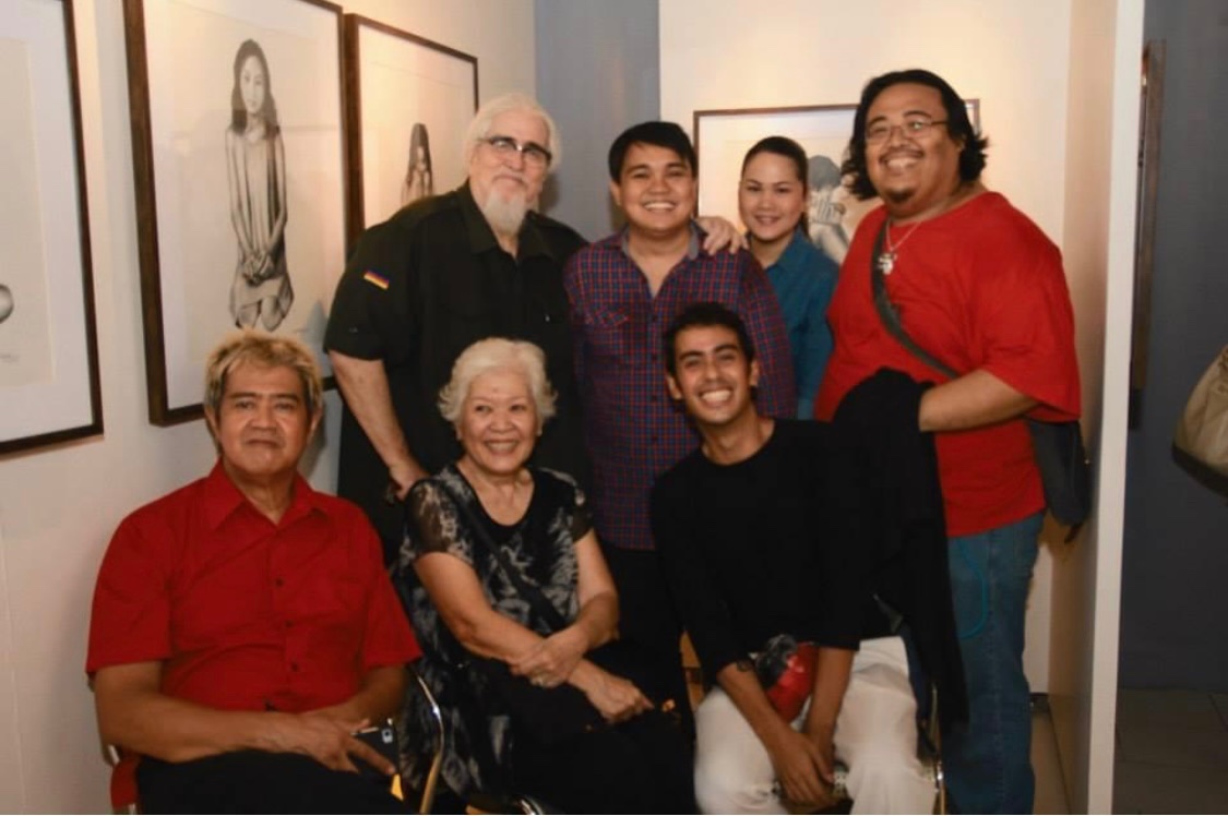 pqbusalian's tweet photo. Direk Peque Gallaga with family and friends during his solo exhibit, Gray Matters, in 2015 at Art Veritè Gallery.

Source: Facebook (Rap Ramirez)

#pequegallaga https://t.co/n4UXB9cpuu
