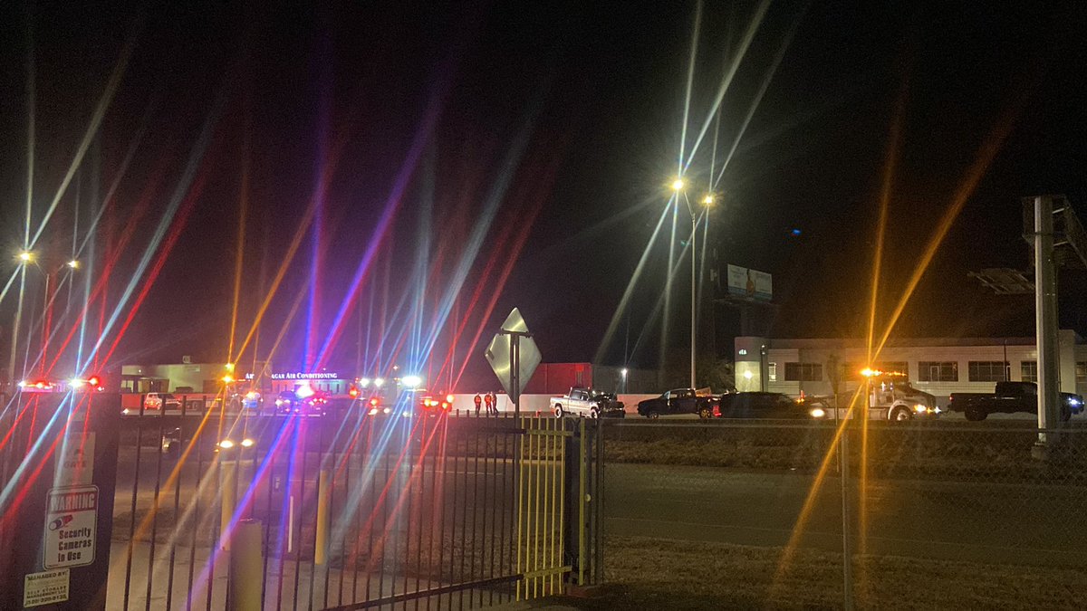 danielknoble's tweet photo. Bad wreck off 20 and Anglin looks like all lanes shut down except one. @DFWscanner https://t.co/gkfzLIWrRf
