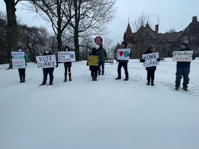 #Wellesley MA climate news: $200K grant for heat pumps & more; Coping with #ClimateDistress; Candidates conversation; Town Meeting goes green; Sleet doesn’t stop climate activists theswellesleyreport.com/2022/02/welles…  @MassDOER #FridaysForFuture