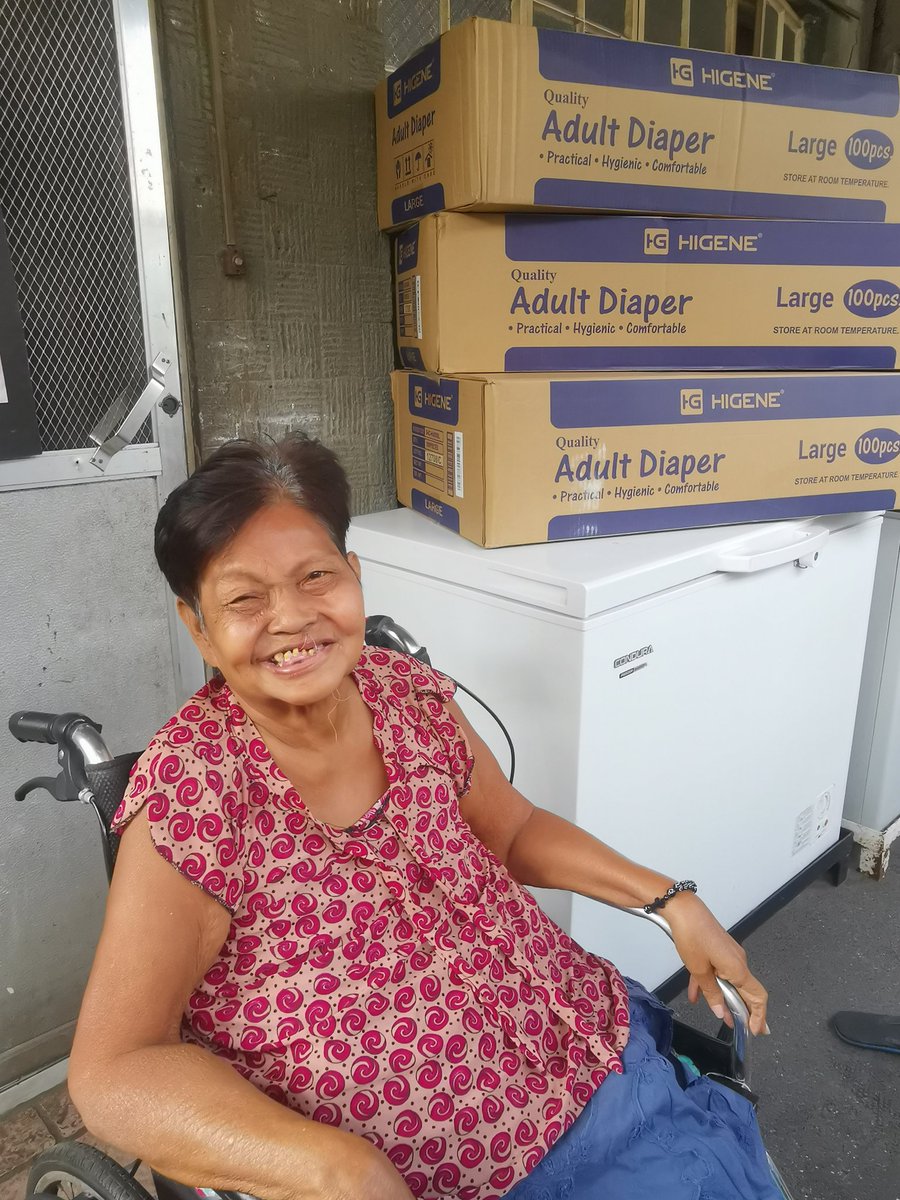 my_melencio's tweet photo. Happy yarn?Maraming salamat sa Pasig City Hospice, sa mga taxpayers, City government at kay Mayor @VicoSotto

Ang daming diaper ni Mommy :)

#UmaagosangPagasa https://t.co/dKEEDtFxnS