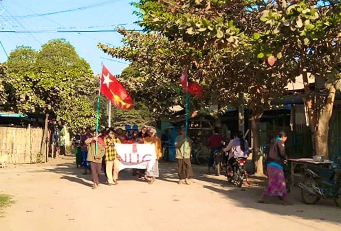 katycho22222's tweet photo. Residents of #Shwebo city,marched in unison to protest against military dictatorship and to restore federal democracy in every step they march by chanting revolutionary slogans and in support of @NUGMyanmar.
Be safe.🙏🏽✊🏽💪🏽
#HelpMyanmarIDPs 
#2022Feb7Coup #WhatsHappeningInMyanmar https://t.co/1BPVau29SB
