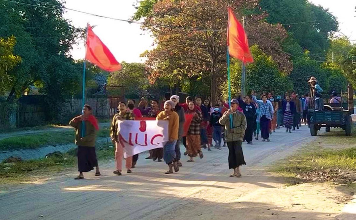 katycho22222's tweet photo. Residents of #Shwebo city,marched in unison to protest against military dictatorship and to restore federal democracy in every step they march by chanting revolutionary slogans and in support of @NUGMyanmar.
Be safe.🙏🏽✊🏽💪🏽
#HelpMyanmarIDPs 
#2022Feb7Coup #WhatsHappeningInMyanmar https://t.co/1BPVau29SB