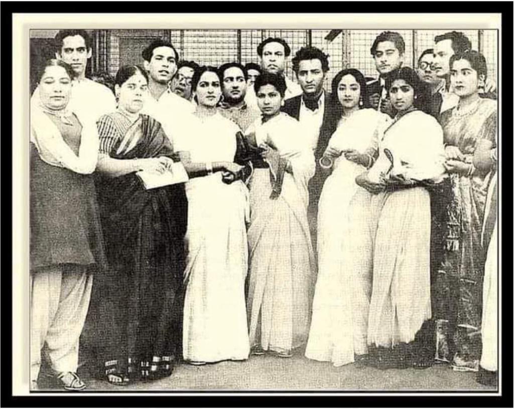 (Bottom)Zohra Jan, Rajkumari, Amirbai Karnatki, Hamida Banu, Geeta Roy (Dutt), Lata Mangeshkar, Meena Kapoor. (Top): Sailesh Mukherjee, Talat Mahmood, Dilip Dholakia, Md Rafi, Shiv Dayal Batish, G M Durrani, Kishore Ganguli(Kumar) Shamshad Begum, Hemant Kumar and Mukesh.