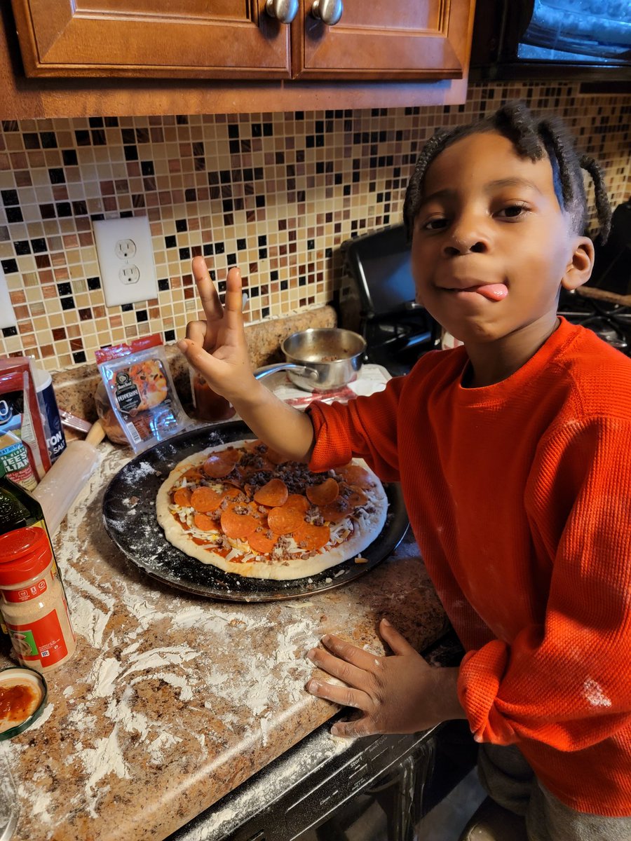Pretti_Fly's tweet photo. We had fun making pizza 🍕 from scratch tonight !😆👍 https://t.co/NUpQ0Rcujb