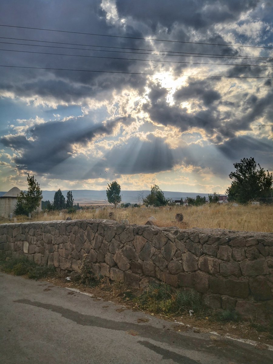 sac_cemal's tweet photo. Dün görüşemedik 
İki yüzyıl görüşememişiz gibi geldi bana
Ve üç yüzyıllık göresim geldi seni
#CemalSüreya https://t.co/vWe5av6I9A