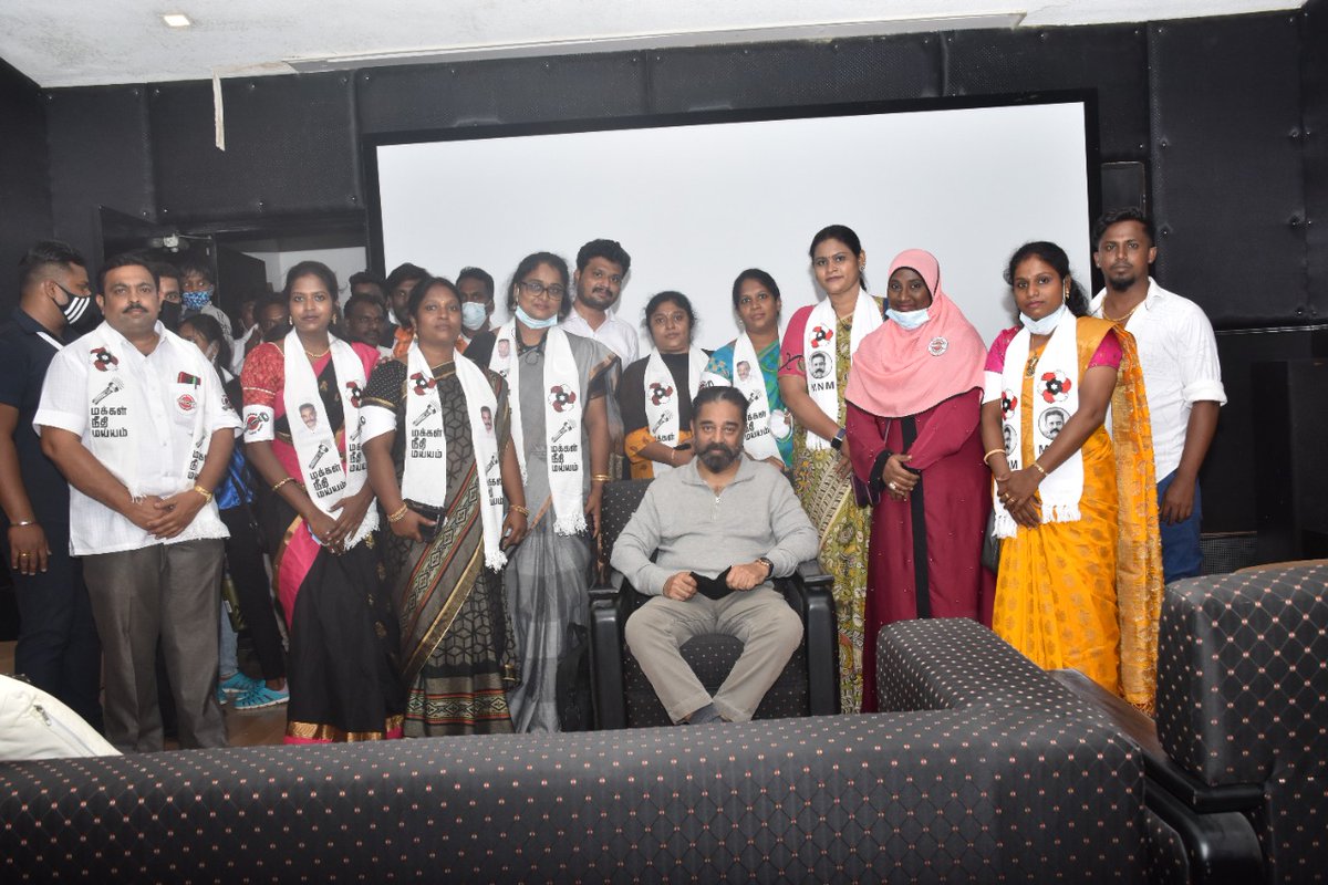 omfortn's tweet photo. சென்னை மாநகராட்சி சேப்பாக்கம் திருவல்லிக்கேணி மற்றும் மயிலாப்பூர் வார்டில் போட்டியிடும் வேட்பாளர்கள் நம்மவரை சந்தித்தபொழுது.
#மய்ய_வேட்பாளர்கள்
#VOTE_FOR_TORCHLIGHT https://t.co/mPbHXUmKLl