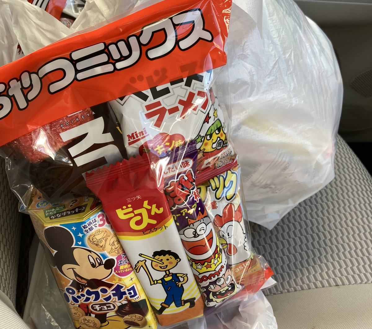 今日は専攻の修論発表会。後輩への差し入れを調達してきた。
例年だったら研究室で打ち上げするんだけど、こんなご時世なので。