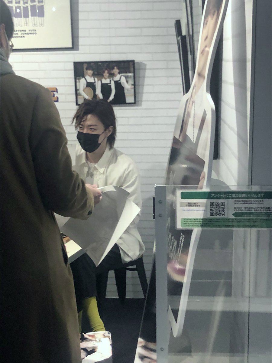 แล้วความน่ารักคืออะไรรู้มั้ย เค้ากลับบ้านน่าจะไปพักผ่อนอะ แต่ก็ยังไปคาเฟ่127ที่จัดอยู่ตอนนี้ㅠㅠㅠㅠㅠㅠ ไปแบบเข้าถึงได้ ยิ้มน่ารักคุยกับแฟนๆด้วย พระมหานากาโมโตะยูตะครองญี่ปุ่นของแท้เลย ดีใจกับยูตะและแฟนๆญปจังเลย